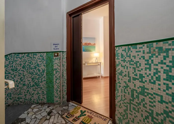 Guesthost - Dimora Del Teatro Sightly * Бари