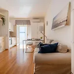 Guesthost - Dimora Del Teatro Sightly Apartment Bari