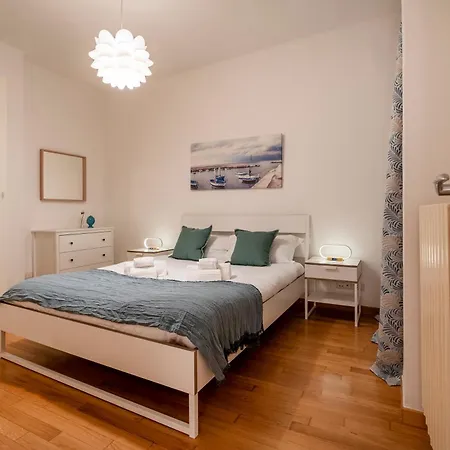 Guesthost - Dimora Del Teatro Sightly Apartment *